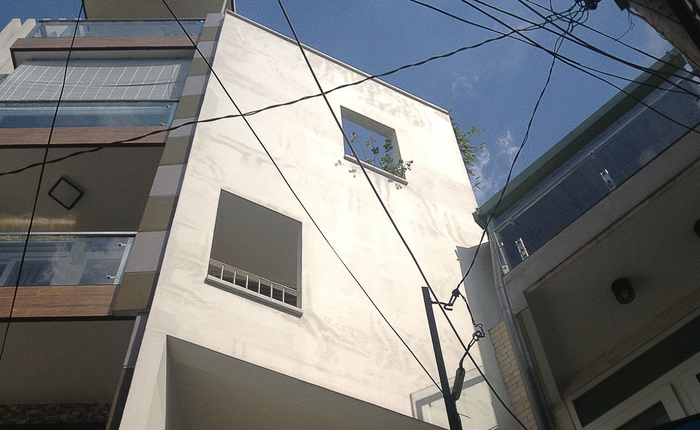 Ngôi nhà 42m2 kỳ lạ ở Sài Gòn: Bên ngoài tưởng kín như hũ nút, bên trong thoáng mát rộng mở thênh thang