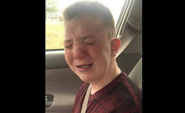 Hóa ra cậu bé đáng thương bị bắt nạt lại sinh ra trong gia đình ủng hộ phân biệt chủng tộc