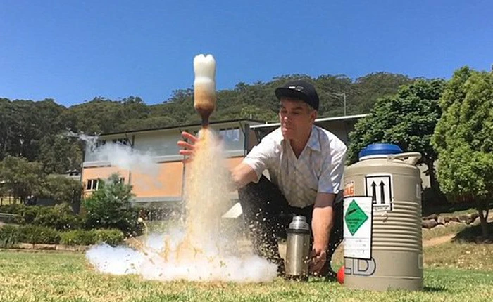 Tai nạn khi thử nghiệm pha nitơ lỏng vào coca trực tiếp trên truyền hình, nữ phóng viên suýt mất mạng