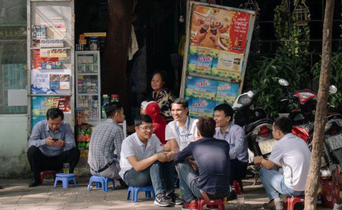 Văn hóa trà đá của dân công sở: Anh em dừng công việc tí đi, mình đi uống trà đá!