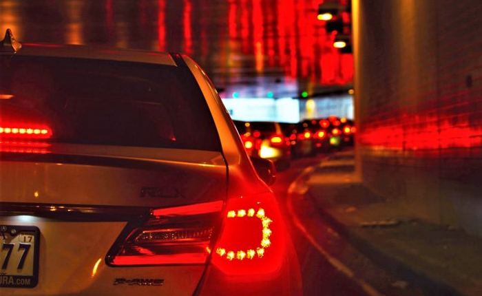 Khoa học chứng minh: Chạy xe bám đuôi chính là nguyên nhân gây ra tắc đường