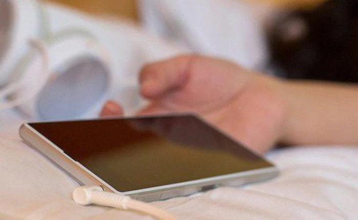 Ngủ với điện thoại dễ vô sinh và u não!