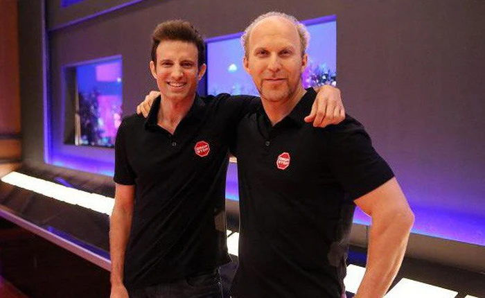 'Suýt chết' vì tai nạn ô tô, 2 chàng trai nghĩ ra ý tưởng kinh doanh siêu đơn giản, sau show Shark Tank họ trở thành triệu phú