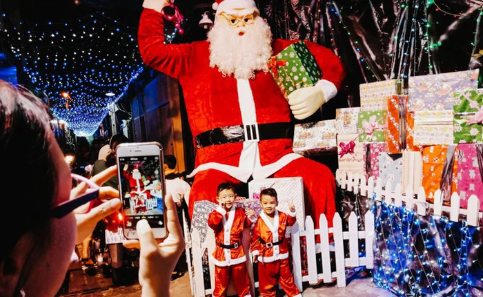 Đời sống qua lăng kính smartphone (Kỳ 1): Người dân Sài Gòn nô nức trang trí phố xá đón Noel đến gần