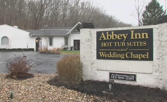 Chủ cũ khách sạn bị kiện vì tính phí 350 USD khi khách hàng đánh giá tệ trên mạng, chủ mới điêu đứng