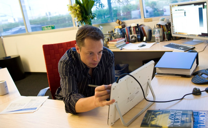 Những nhà quản lý như Mark Zuckerberg, Jeff Bezos và Elon Musk có bàn làm việc như thế nào?