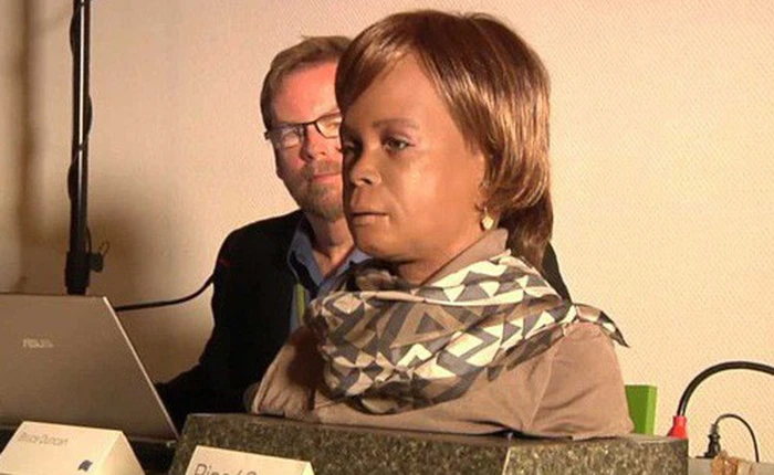 Sau một thời gian dùi mài kinh sử, con robot này đã tốt nghiệp đại học của con người