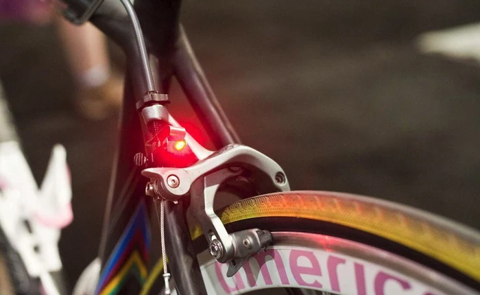 Không cần pin, chẳng cần dây, cũng chẳng có ma sát, chiếc đèn dành cho xe đạp này làm thế nào để có thể phát sáng khi di chuyển?