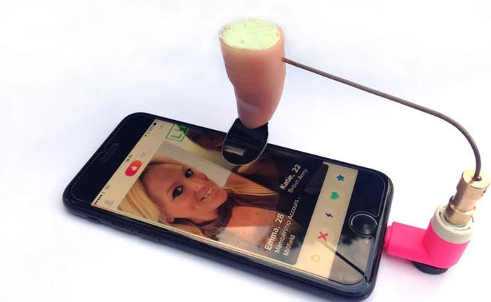 Từ ngón tay match Tinder tự động cho tới máy soi calo, đây là những sản phẩm vô dụng nhất 2017