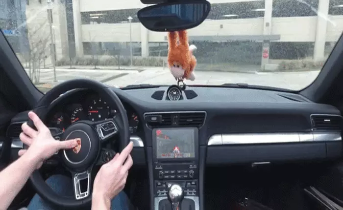 Kinh hoàng với ý tưởng mod game Doom chạy trên màn hình xe hơi, vừa lái vừa chơi chẳng khác nào xe điên