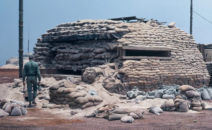 Bị vợ hỏi khó: Vì sao bao cát lại chặn được viên đạn đang bay?