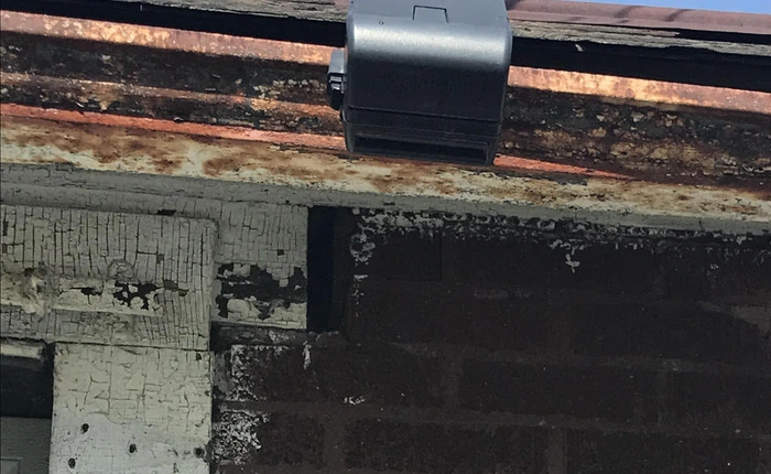 Kì lạ thay, ngôi nhà này lại dùng máy ảnh "mì ăn liền" Polaroid để làm camera an ninh