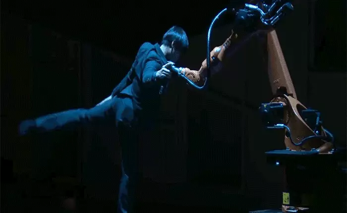 Bình tĩnh nào, robot và con người có thể cùng nhau tạo ra vũ điệu mê hoăc này thì còn lâu lắm mới đến tương lai đen tối trong phim