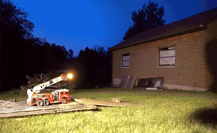 Ai bảo xe cứu hoả chỉ có thể phun nước? Chiếc xe của anh chàng này còn phun được cả lửa