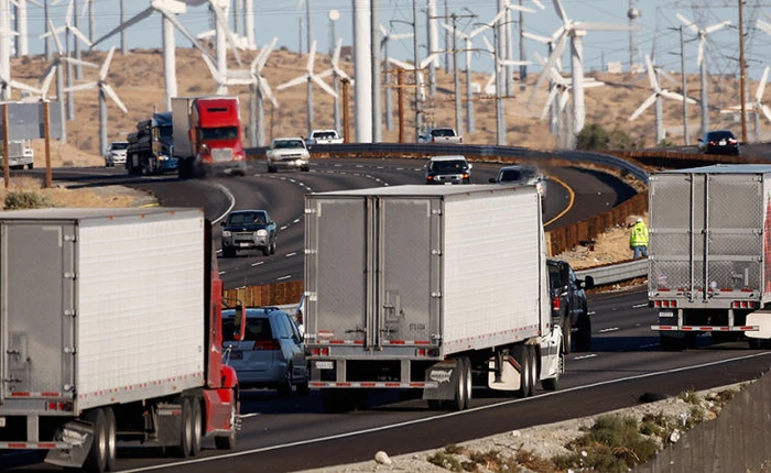 Các công ty đang tạo ra nhiều dữ liệu đến mức phải chất chúng vào xe tải để chuyển lên cloud