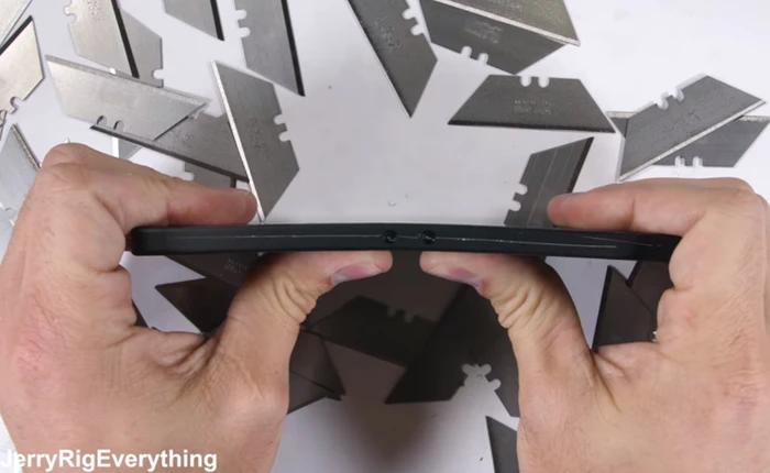 Video tra tấn Razer Phone: cào xước, đốt nóng và bẻ cong