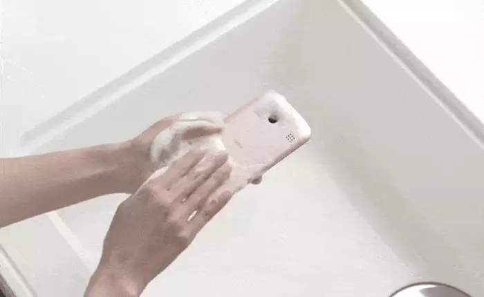 Chiếc smartphone đến từ Nhật Bản này có thể tắm cùng bạn, thay thế hòn đá kỳ