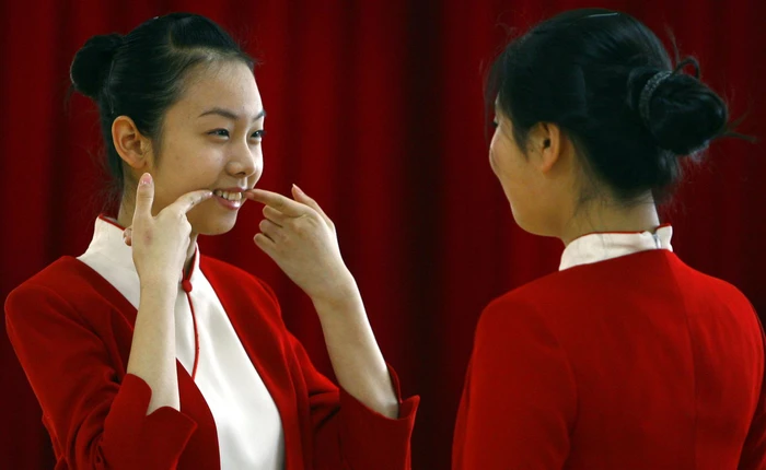 Nhà tâm lý học người Hà Lan khẳng định chúng ta đều đang bị "ép" phải giả vờ hạnh phúc và điều này rất nguy hiểm