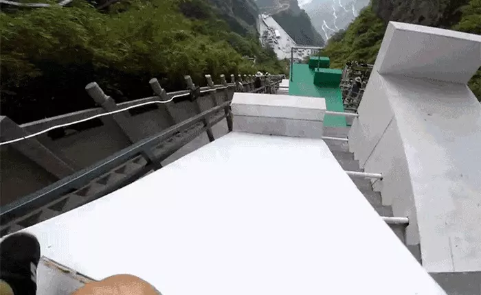 Miệng ngậm camera, anh chàng nhảy parkour trên đỉnh núi và quay lại đoạn video đến ngồi xem cũng thấy hồi hộp này