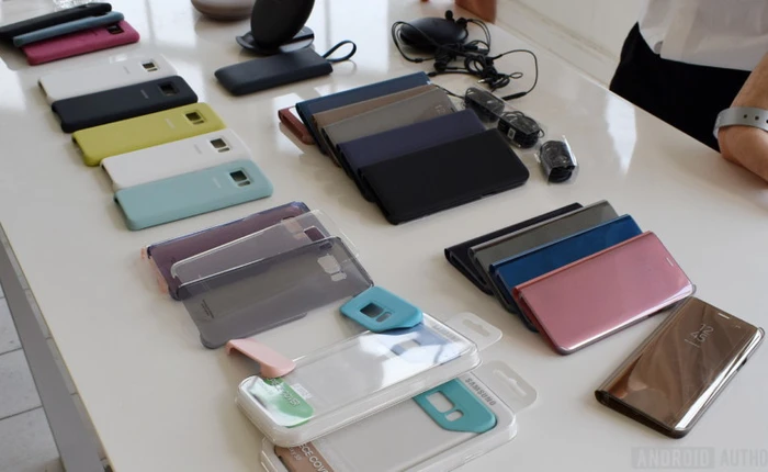 Cận cảnh đầy đủ bộ phụ kiện cho Galaxy S8, có cả ốp lưng xấu nhất vũ trụ