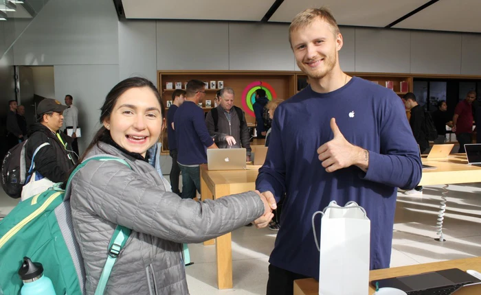 Hành trình 7 tiếng đồng hồ xếp hàng mua iPhone X của một cô gái Mỹ, chẳng phải iFan đơn giản chỉ thử vì thích thôi