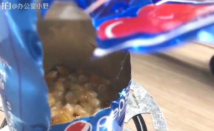 Hết nấu lẩu bằng bình nước công cộng, cô gái này tiếp tục nổ bắp rang bơ bằng lon nước ngọt ngay giữa văn phòng