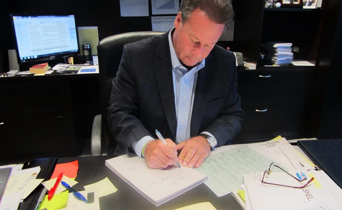 Sếp nhà người ta: Mỗi năm ngồi viết 7.400 tấm thiệp chúc mừng sinh nhật nhân viên để... bày tỏ lòng biết ơn