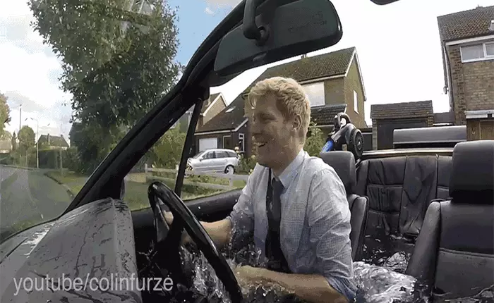 Có chiếc xe lai bồn tắm nước nóng này thì có kẹt xe cũng không khiến bạn thấy khó chịu nữa