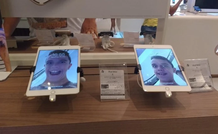 Vào cửa hàng đổi tất cả hình nền thành ảnh tự sướng hài hước