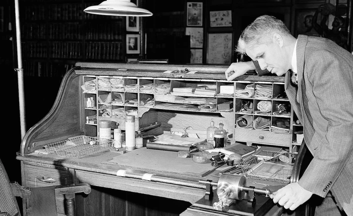 Bàn làm việc của những thiên tài như Elon Musk, Thomas Edison, hay Mark Zuckerberg giản dị đến khó tin