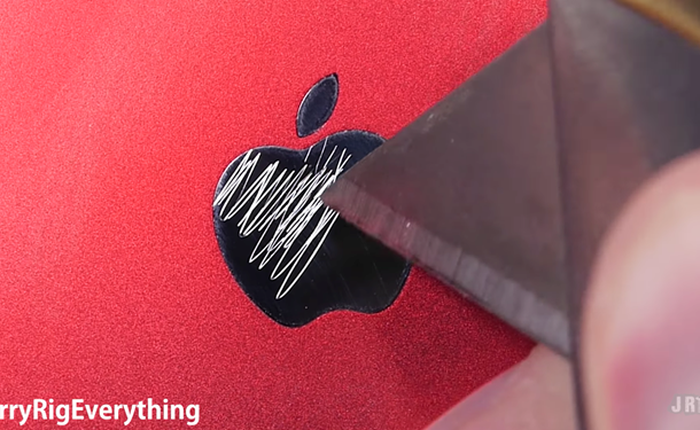 Xem chiếc iPhone 7 đỏ rực vạn người mê bị tra tấn bằng dao, đồng xu, chìa khóa và tuốc nơ vít