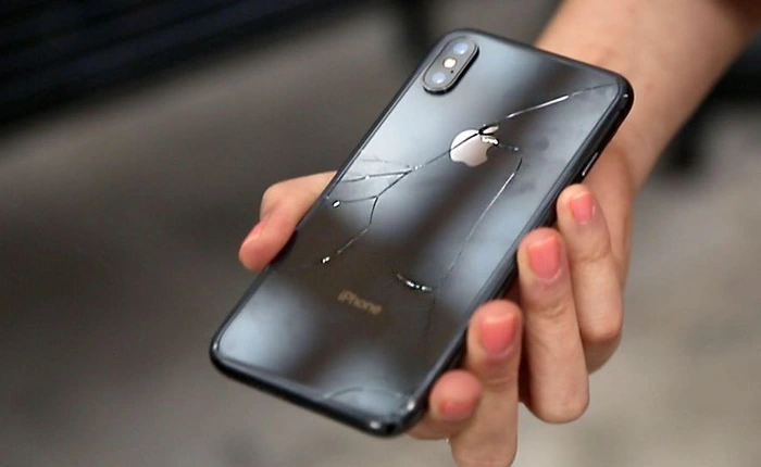 Dân tình đứng chờ mua iPhone X náo loạn vì có anh chàng vừa mua được máy đã tung lên trời cho rơi xuống đất