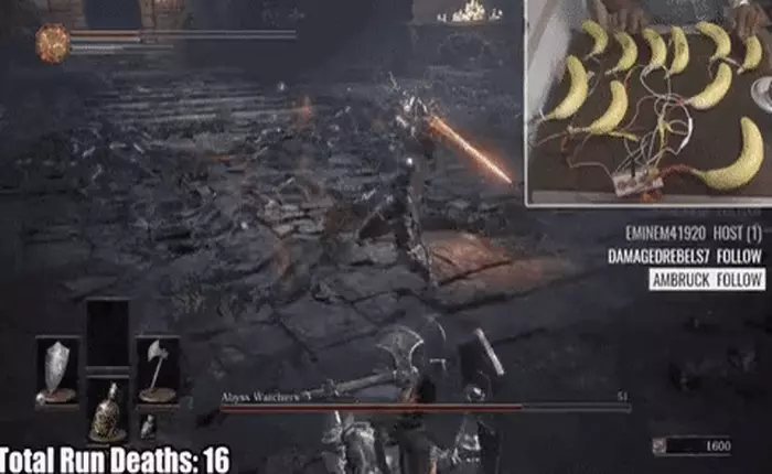 Cảnh giới của sự lầy lội: Anh chàng này chơi game siêu khó Dark Souls 3 bằng một nải chuối