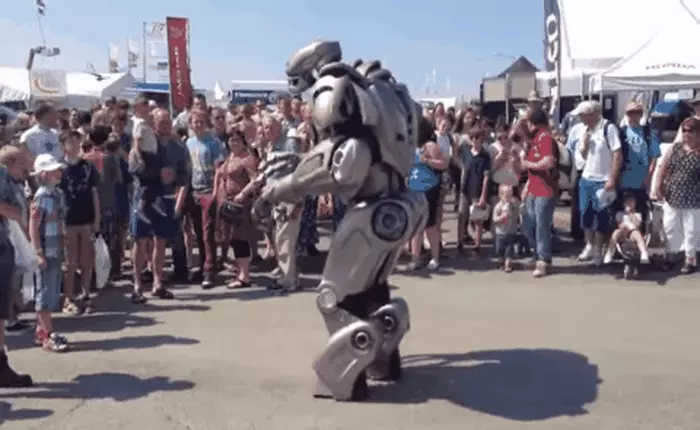 Bạn đoán xem con robot chuyển động vô cùng uyển chuyển này có phải robot thực sự không?