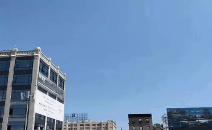 Drone bay thi với xe đua Công thức E, ngã sấp mặt, vỡ tan tành, thua ngay từ vòng 1