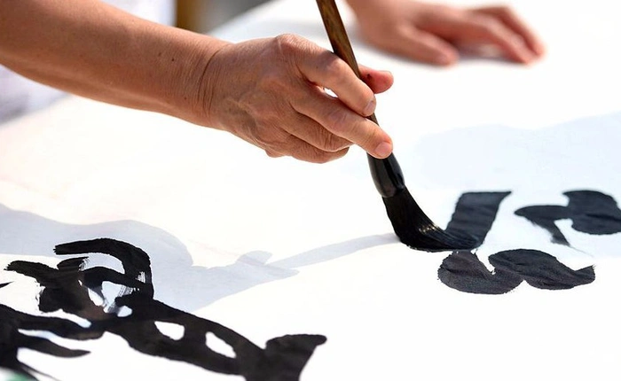 Vứt bút lông, mực Tàu đi, muốn viết thư pháp hãy đeo kính VR vào