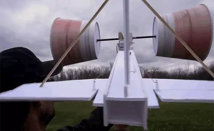 Có thể bạn không tin, nhưng chiếc máy bay điều khiển từ xa này không có cánh mà chỉ có hai hộp gà rán KFC và vẫn bay được