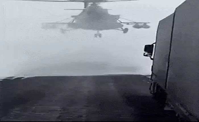 Máy bay trực thăng của quân đội hạ cánh khẩn cấp xuống đường cao tốc để ... hỏi đường