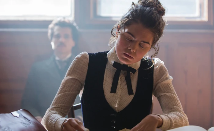 Einstein đã gặp người vợ đầu tiên của mình như thế nào?