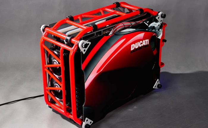 Máy tính phong cách xe DUCATI MONSTER, modder Việt Nam thực hiện, gắn tới 4 card đồ họa