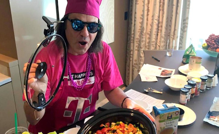 Phong cách của CEO "lập dị nhất thế giới": Mặc đồ hồng đỏ và tổ chức show dạy nấu ăn hàng tuần trên Facebook