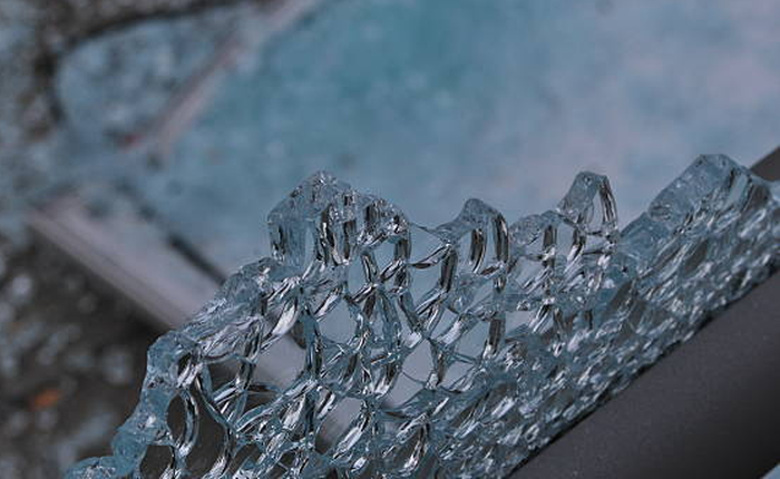 Những lý do khiến cho kính cường lực có thể "tự nhiên" bị vỡ