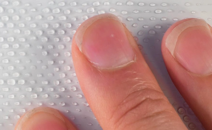 Phát minh ra loại vải tự làm sạch có thể dùng may đồ cho phi hành gia