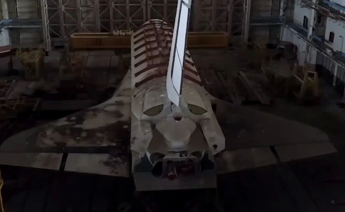 Hai thanh niên đột nhập kho chứa tàu vũ trụ cũ của Liên Xô, ngắm nhìn trong tiếc nuối những tàu con thoi là tàn dư của một thời kỳ huy hoàng