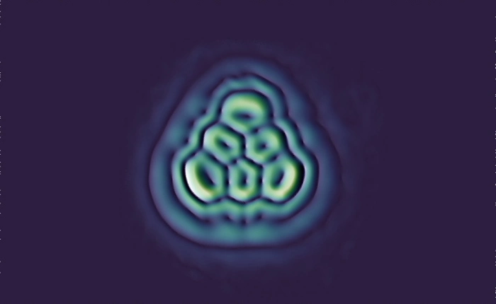 Lý vượt mặt Hóa: nhà vật lý học tạo ra được phân tử hình tam giác mà các nhà hóa học cho là bất khả thi