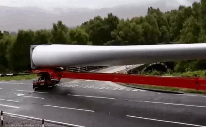 Chở cánh quạt turbine gió dài gần trăm mét, người tài xế thực hiện một trong những pha bẻ lái ngoạn mục nhất mà bạn từng xem