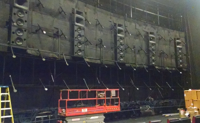 Có thể bạn chưa biết, đây là những gì có ở phía sau màn hình chiếu phim tại rạp