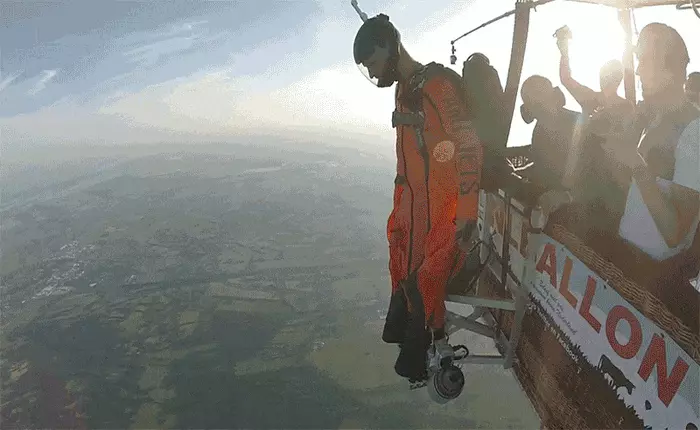 Không cần xe tự lái, hãy bay đến văn phòng làm việc theo phong cách siêu ngầu như thế này