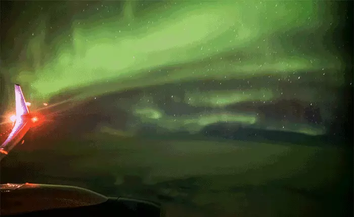 Cận cảnh cực quang tuyệt đẹp qua khung cửa sổ máy bay