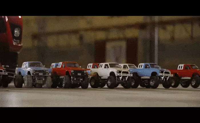 Xem 15 chiếc xe hơi điều khiển từ xa kéo 1 chiếc ô tô Toyota kích cỡ thật